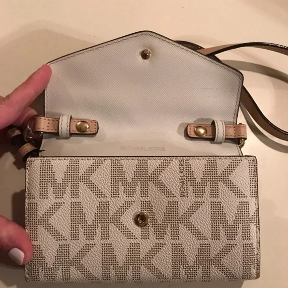 Michael kors clutch - Picture 4 of 5